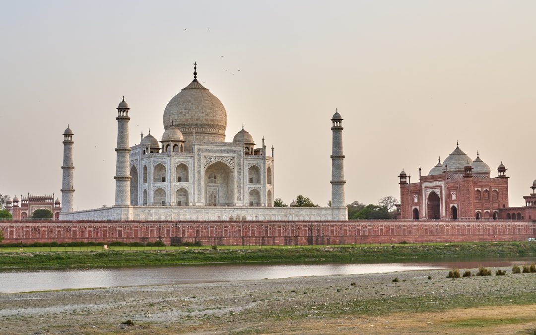 Shah Jahan really chopped the hands of the craftsmen who built the Taj Mahal?